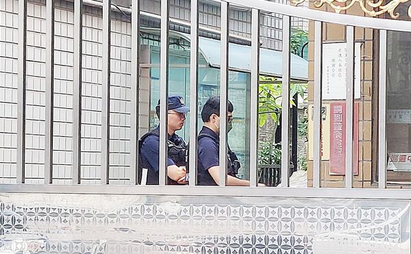 ▲桃園警方今天上午至桃園區某社區處理擾鄰事件。（圖／桃園分局提供）