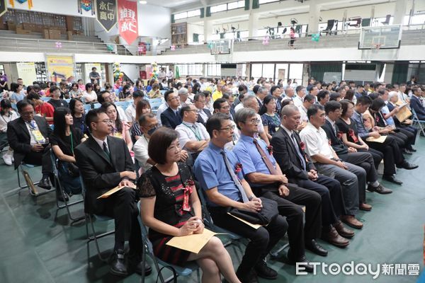 ▲台南市政府舉行「114學年度校（園）長布達暨交接典禮」，市長黃偉哲頒發調任校長劉協成、方婉真等31位校長聘書，與教育局長鄭新輝合影留念。（記者李榮茂翻攝，下同）