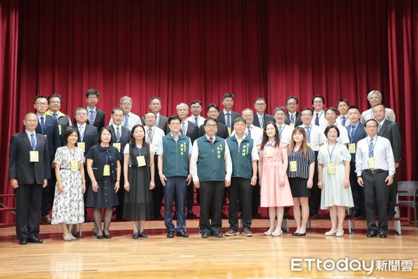 ▲台南市政府舉行「114學年度校（園）長布達暨交接典禮」，市長黃偉哲頒發調任校長劉協成、方婉真等31位校長聘書，與教育局長鄭新輝合影留念。（記者李榮茂翻攝，下同）