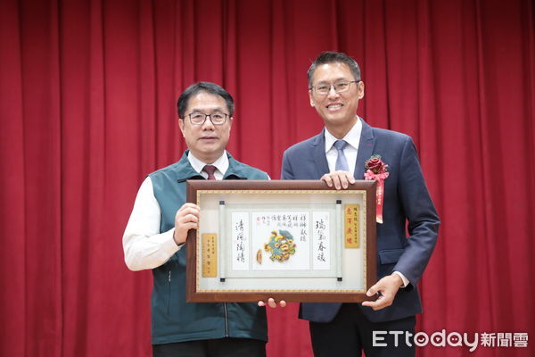 ▲台南市政府舉行「114學年度校（園）長布達暨交接典禮」，市長黃偉哲頒發調任校長劉協成、方婉真等31位校長聘書，與教育局長鄭新輝合影留念。（記者李榮茂翻攝，下同）