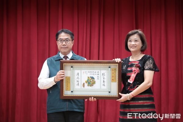 ▲台南市政府舉行「114學年度校（園）長布達暨交接典禮」，市長黃偉哲頒發調任校長劉協成、方婉真等31位校長聘書，與教育局長鄭新輝合影留念。（記者李榮茂翻攝，下同）