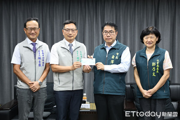 ▲台南市醫師公會捐贈230萬元協助災後重建，市長黃偉哲頒發感謝狀表達肯定。（記者林東良翻攝，下同）