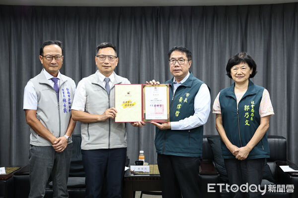 ▲台南市醫師公會捐贈230萬元協助災後重建，市長黃偉哲頒發感謝狀表達肯定。（記者林東良翻攝，下同）