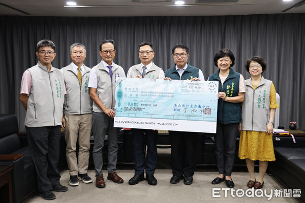 ▲台南市醫師公會捐贈230萬元協助災後重建，市長黃偉哲頒發感謝狀表達肯定。（記者林東良翻攝，下同）