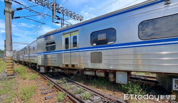 ▲▼台鐵區間車出軌。（圖／讀者提供）