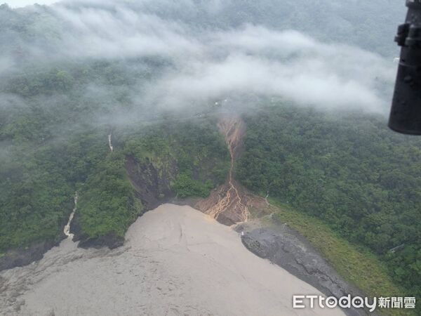 ▲高雄5人墜谷搜救空拍畫面。（圖／記者吳奕靖翻攝）