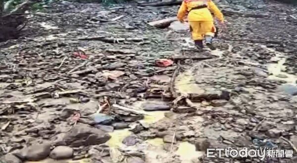 ▲高雄5人墜谷搜救畫面。（圖／記者吳奕靖翻攝）