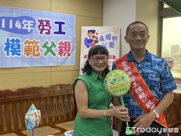 ▲勞工局舉辦「114年度模範勞工父親」記者會，邀請李三連（右）、吳福川（左）代表出席分享感言。（記者林東良翻攝，下同）