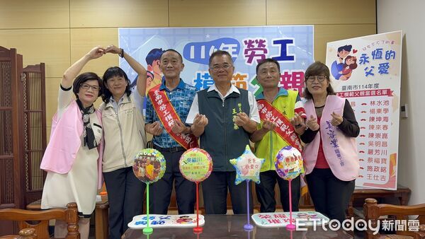 ▲勞工局舉辦「114年度模範勞工父親」記者會，邀請李三連（右）、吳福川（左）代表出席分享感言。（記者林東良翻攝，下同）