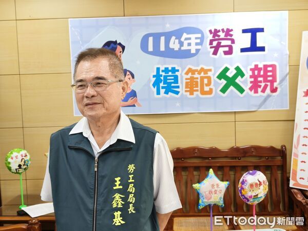 ▲勞工局舉辦「114年度模範勞工父親」記者會，邀請李三連（右）、吳福川（左）代表出席分享感言。（記者林東良翻攝，下同）