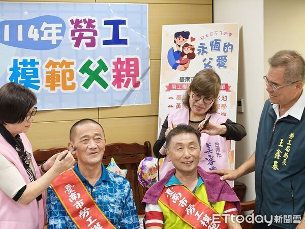 ▲勞工局舉辦「114年度模範勞工父親」記者會，邀請李三連（右）、吳福川（左）代表出席分享感言。（記者林東良翻攝，下同）