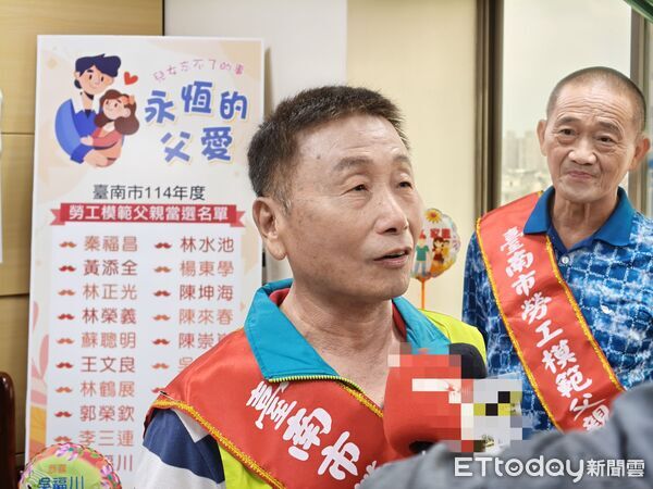 ▲勞工局舉辦「114年度模範勞工父親」記者會，邀請李三連（右）、吳福川（左）代表出席分享感言。（記者林東良翻攝，下同）