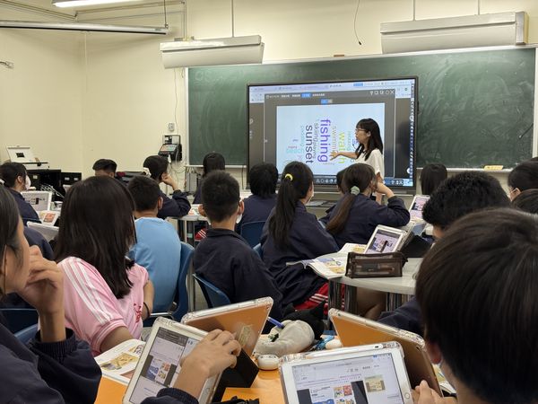 ▲光華國中教師王靜鴻運用智慧教室活化教學。（圖／新竹市政府提供）