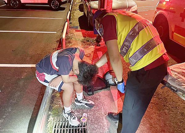 ▲桃園市平鎮區上海路公車站昨晚一名高中男生出現呼吸急促與臉部腫脹等症狀，警消獲報前往協助送醫。（圖／平鎮警分局提供）