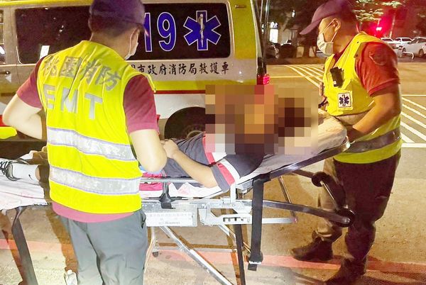 ▲桃園市平鎮區上海路公車站昨晚一名高中男生出現呼吸急促與臉部腫脹等症狀，警消立即送上擔架送醫治療。（圖／平鎮警分局提供）