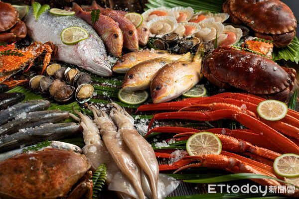 ▲台南大員皇冠假日酒店元素自助餐推「海鮮市場」，現烤鮮魚三重奏登場，鱸魚、香魚、午仔魚展現不同鮮味層次，令人垂涎。（圖／記者林東良翻攝，下同）