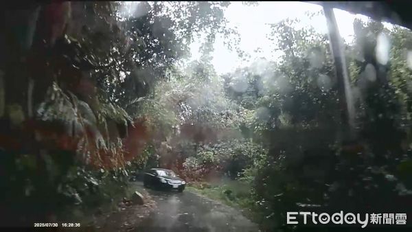 ▲▼3名男子參拜阿彌陀佛遇豪雨阻斷山路。（圖／警方提供，下同）