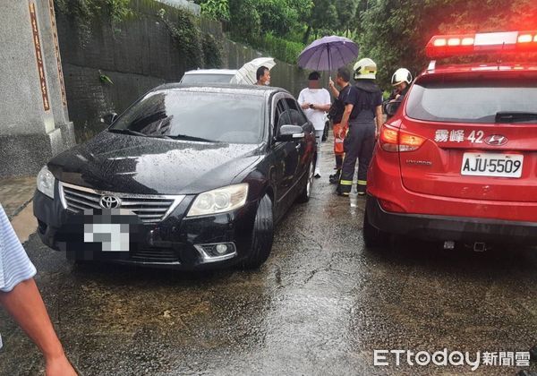 ▲▼3名男子參拜阿彌陀佛遇豪雨阻斷山路。（圖／警方提供，下同）