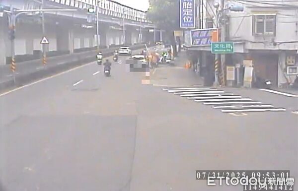 ▲鍾女開賓士車未注意車前，拾荒翁遭撞受困車底。（圖／記者陸運陞翻攝）