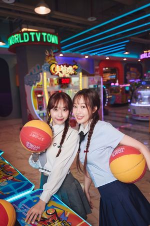 ▲▼ 安吉戴著假髮打太鼓達人。（圖／索尼音樂提供）