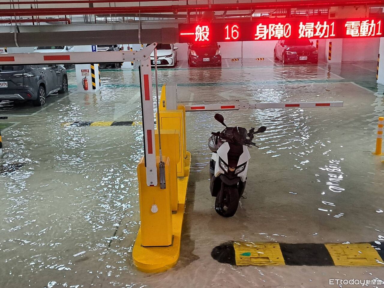 台中室內停車場「汪洋一片」水淹輪胎　里長狂打電話通知移車