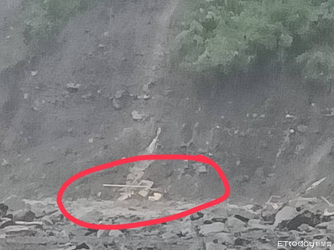 獨／高雄復興里淪孤島！河水吞沒道路、怪手　4人受困砂石場旁