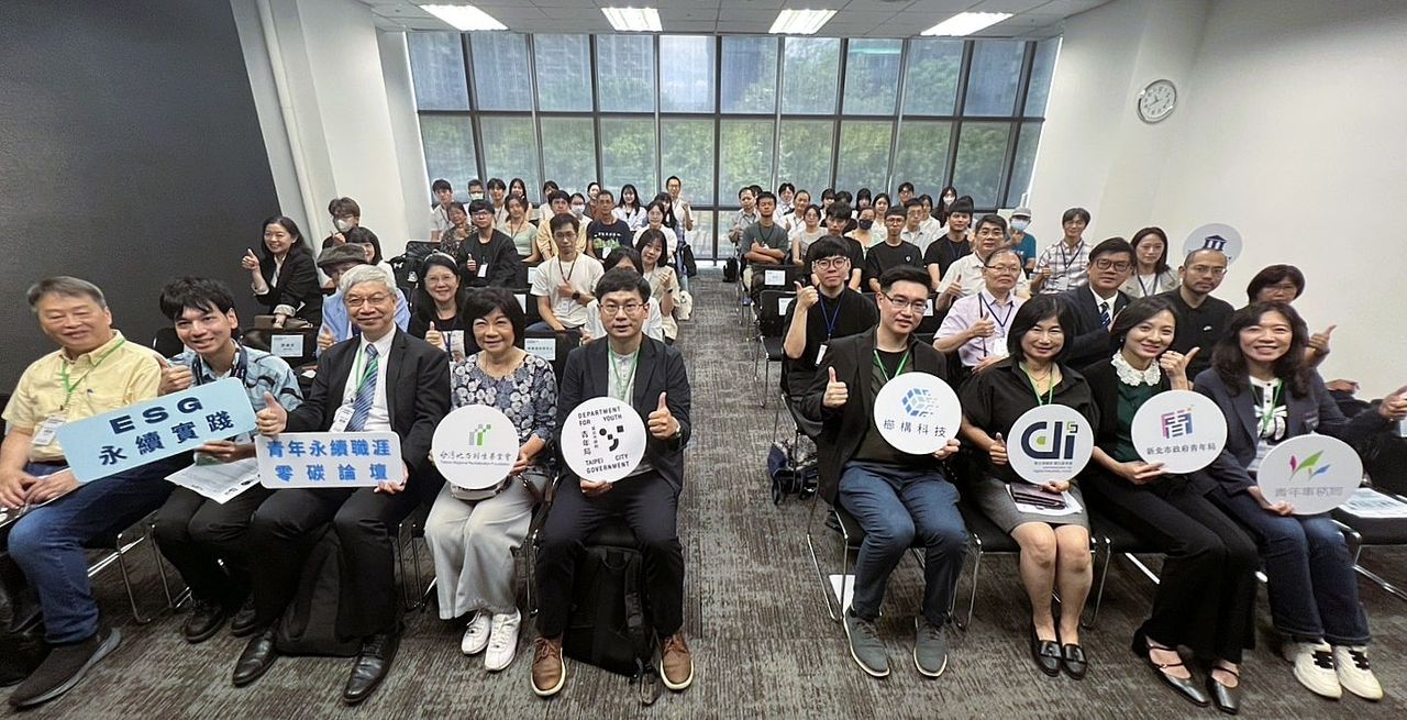▲▼「青年永續職涯零碳論壇」台北登場！櫛構科技首創與會者碳盤查實作，打造全民執行永續新標竿。開場大合照，台灣地方創基金會董事長陳美伶（左四）、櫛構科技執行長李緯明（右四）、數發部數位產業署副署長陳慧敏（右三）等貴賓一同合影。（照片／櫛構科技提供）（圖／臺北市政府青年局提供）
