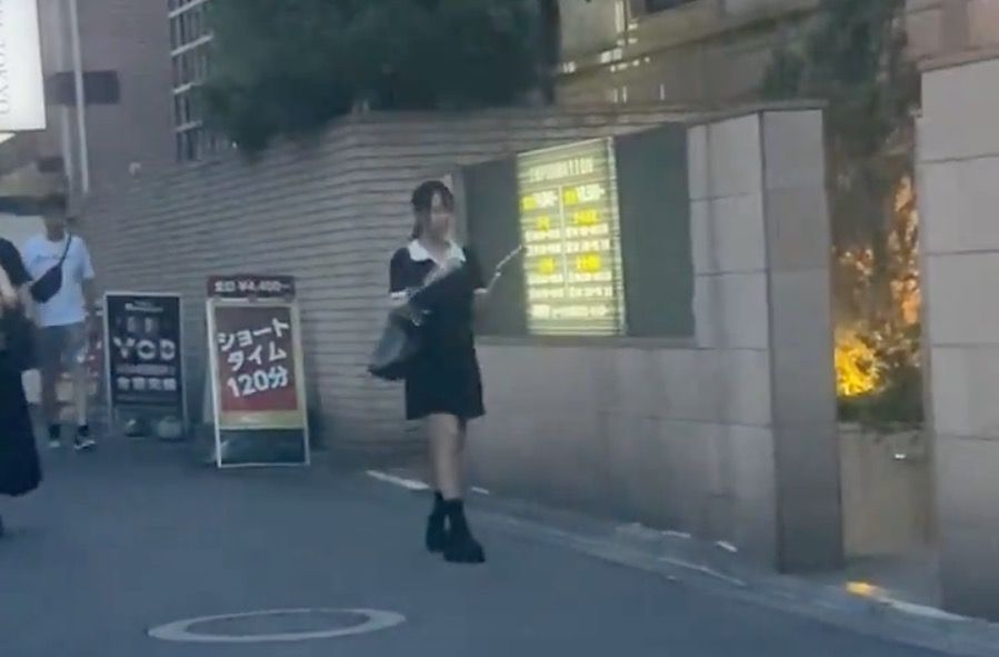 ▲▼日本正妹大街甩按摩棒。（圖／翻攝X）