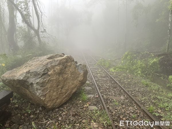 ▲▼  阿里山林鐵因西南風帶來豪雨 仍有多處崩落土石待清理，本線（嘉義-阿里山）持續停駛    。（圖／林鐵及文資處提供）