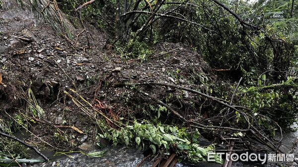 ▲▼  阿里山林鐵因西南風帶來豪雨 仍有多處崩落土石待清理，本線（嘉義-阿里山）持續停駛    。（圖／林鐵及文資處提供）