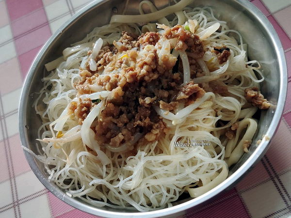 ▲▼老鄒肉燥麵。（圖／部落客WISELY&rsquo;s 拍拍照寫寫字授權提供）