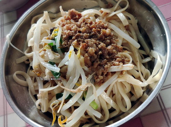 ▲▼老鄒肉燥麵。（圖／部落客WISELY&rsquo;s 拍拍照寫寫字授權提供）