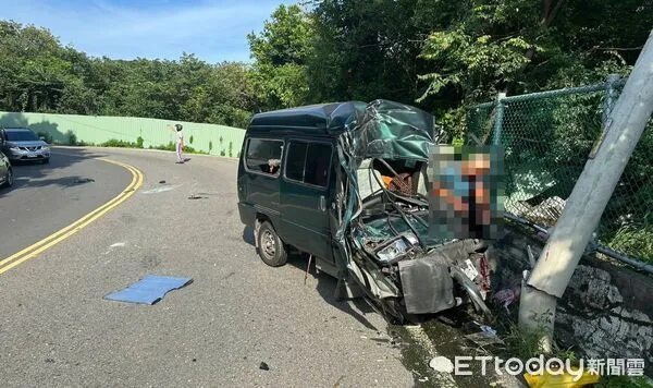 ▲▼吊車將墜落邊坡的灌漿車吊起，事故當時林男開廂型貨車，遭撞後整個人衝破前擋風玻璃             。（圖／記者陳以昇翻攝）