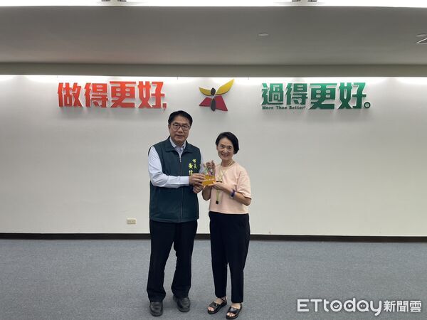 ▲台南市長黃偉哲於治安會報頒發感謝獎牌給防詐大使譚艾珍（左），表揚其熱心投入打詐行列。（記者林東良翻攝，下同）