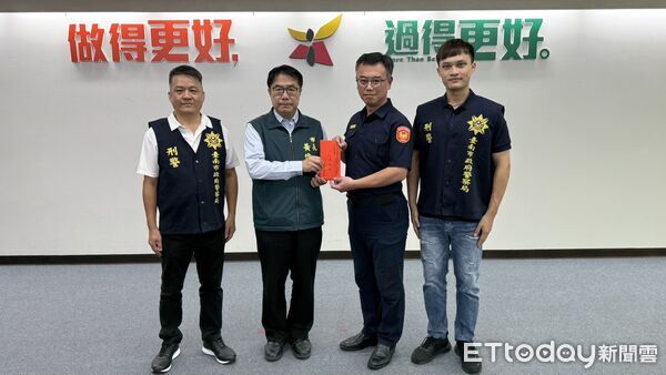 ▲台南市長黃偉哲於治安會報頒發感謝獎牌給防詐大使譚艾珍（左），表揚其熱心投入打詐行列。（記者林東良翻攝，下同）