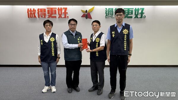 ▲台南市長黃偉哲於治安會報頒發感謝獎牌給防詐大使譚艾珍（左），表揚其熱心投入打詐行列。（記者林東良翻攝，下同）