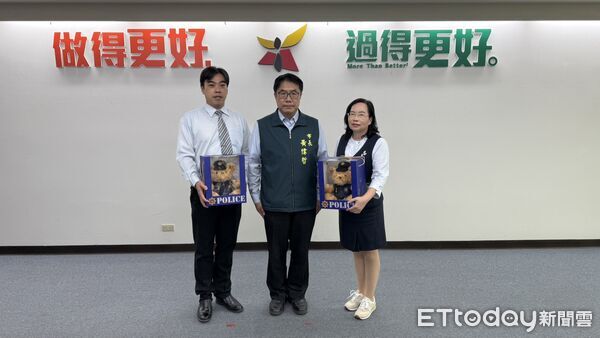 ▲台南市長黃偉哲於治安會報頒發感謝獎牌給防詐大使譚艾珍（左），表揚其熱心投入打詐行列。（記者林東良翻攝，下同）