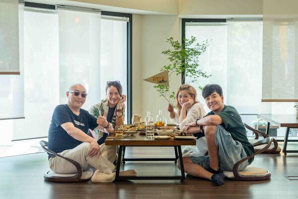 ▲▼《花甲》柯淑勤見《光裏》角色本尊，淚擁腦麻女兒。（圖／東森綜合台提供）