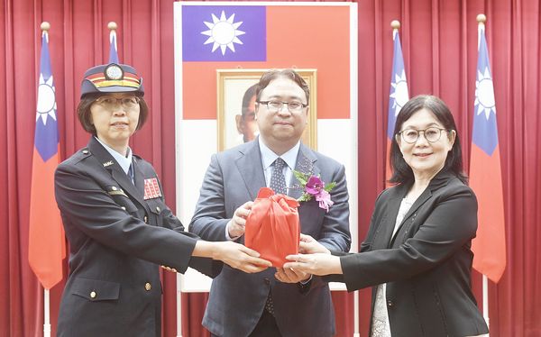 ▲法務部次長黃世杰負責台南少年觀護所所長印信交接。（圖／矯正署提供）