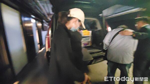 ▲死者父親與妹妹神情哀傷，陪死者走完最後一程。（圖／記者黃彥傑攝）