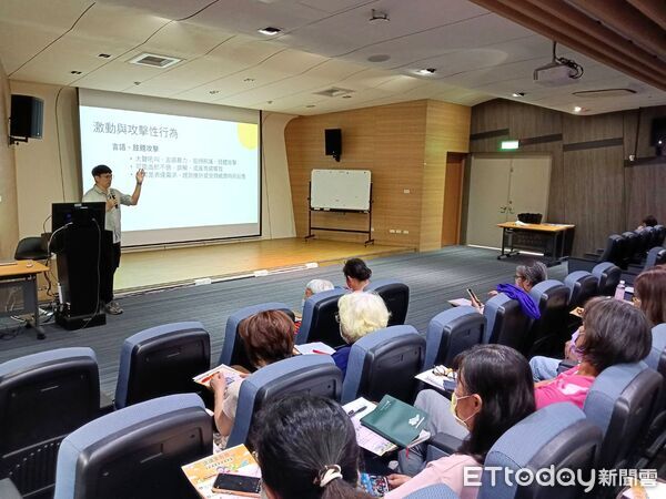 ▲▼ 嘉縣失智友善社區實踐工作坊，從陪伴、培力到自主參與  。（圖／嘉義縣政府提供）