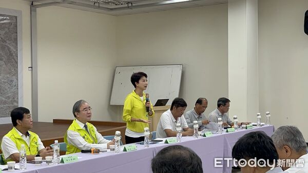 ▲立委陳亭妃31日於台南分別舉辦農漁牧及中小企業兩場「丹娜絲颱風災損復建座談會」，籲請中央儘速設立特別條例，動用特別預算協助復原。（圖／記者林東良翻攝，下同）