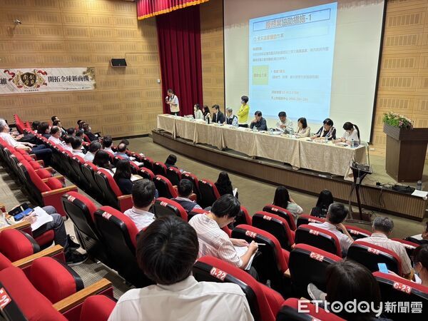 ▲立委陳亭妃31日於台南分別舉辦農漁牧及中小企業兩場「丹娜絲颱風災損復建座談會」，籲請中央儘速設立特別條例，動用特別預算協助復原。（圖／記者林東良翻攝，下同）