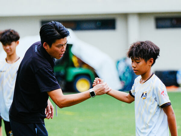 ▲Kaohsiung Attackers FC 強勢攻下10球、總教練翁偉賓（左一）要求持球轉移速度更快讓球隊大勝。（圖／柏文事業股份有限公司提供）