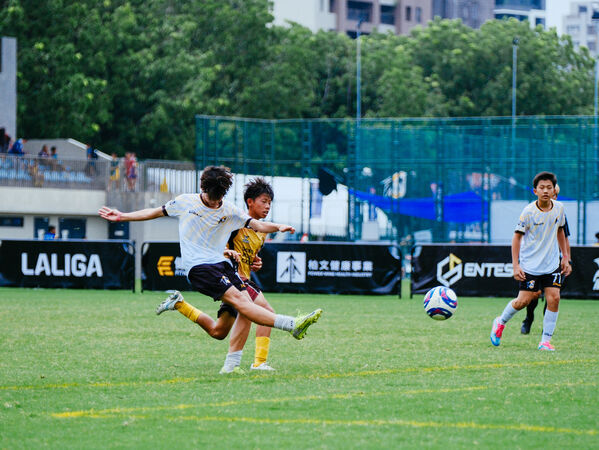 ▲Kaohsiung Attackers FC 強勢攻下10球、總教練翁偉賓（左一）要求持球轉移速度更快讓球隊大勝。（圖／柏文事業股份有限公司提供）