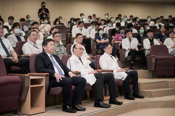 ▲▼台北市醫師公會「百年風華 傳承永續」系列講座第四場，迷彩下的白袍初心：一位軍醫的選擇與回望。（圖／北市醫師公會提供）