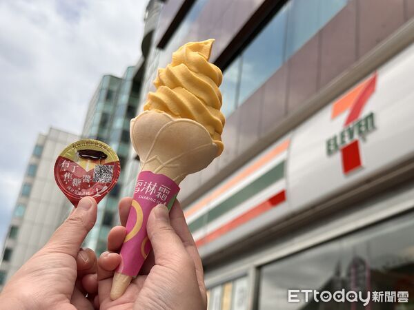 ▲▼7-11聯名「泡泡瑪特」推出小甜豆周邊，還有「統一布丁霜淇淋」口味即將上市。（圖／記者林育綾攝）