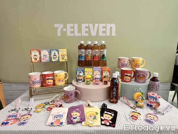 ▲▼7-11聯名「泡泡瑪特」推出小甜豆周邊，還有「統一布丁霜淇淋」口味即將上市。（圖／記者林育綾攝）