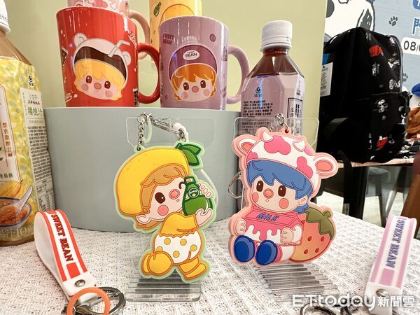 ▲▼7-11聯名「泡泡瑪特」推出小甜豆周邊，還有「統一布丁霜淇淋」口味即將上市。（圖／記者林育綾攝）