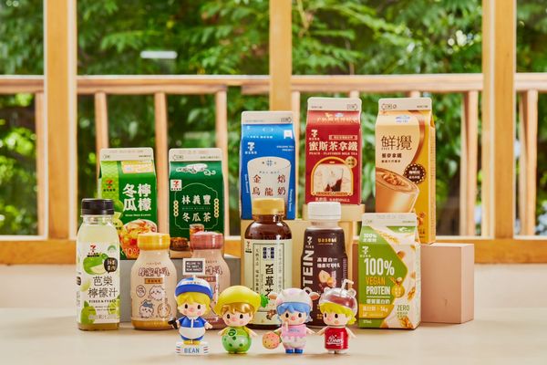 ▲▼7-ELEVEN「飲料抽抽樂」活動，首度與超人氣潮流玩具品牌泡泡瑪特合作，推出小甜豆超市系列公仔加價換購。（圖／業者提供）